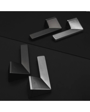 Anthracite and black Hexa handle on a black table