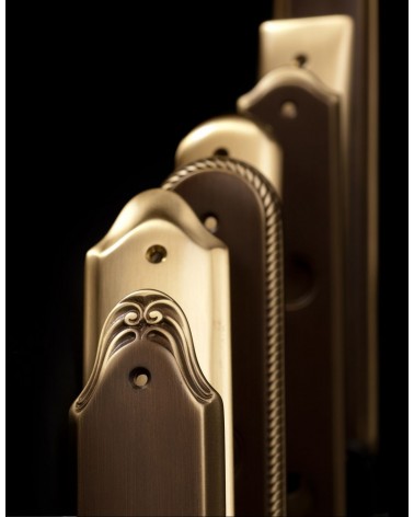 Mandelli Spin door handle on longitudinal backplate design ironmongery zoomed view on backplate