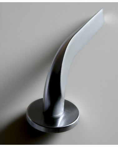 Mandelli Coupé brass door handle designer handle zoomed view