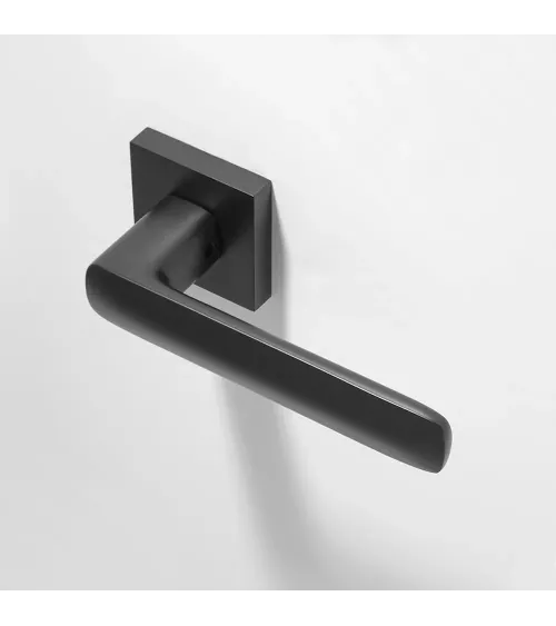 Écir zamak door handle with black finish