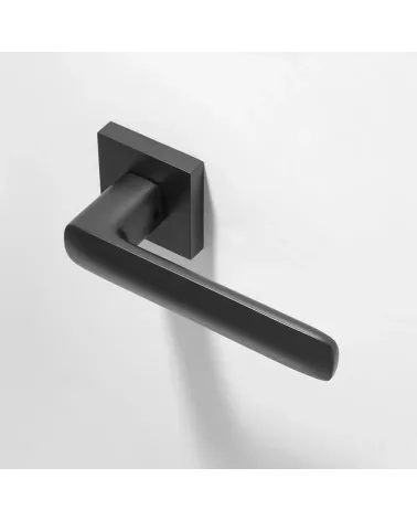 Écir zamak door handle with black finish