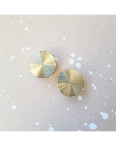 TOVE matt gold furniture knob designer handle top view arranged side by side on a light surface with white splashes