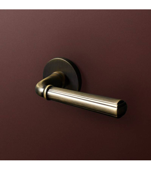 Retro CASCADA door handle on round plate - designer handle