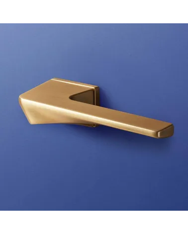 Chic interior handle in matt gold with a modern style