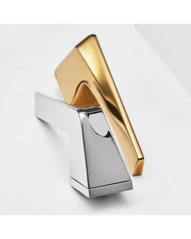 Chic interior handle in matt gold with a modern style