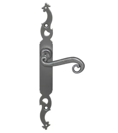 Patinated iron door handles on longitudinal plate - Coq