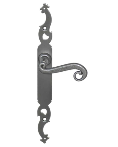 Patinated iron door handles on longitudinal plate - Coq