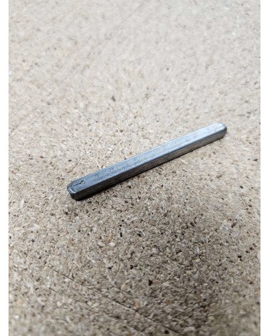 6mm square thickness spindle for WC on a wooden table