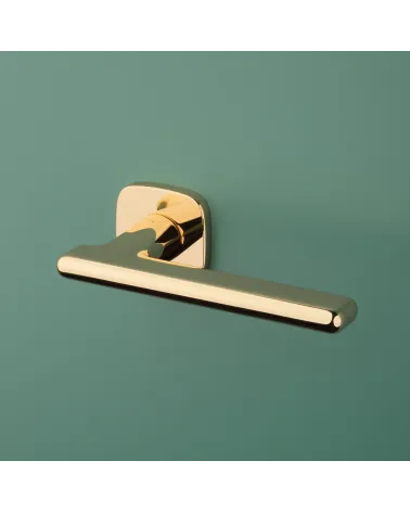 MARANTA zamak door handle design handle fitted on a coloured background