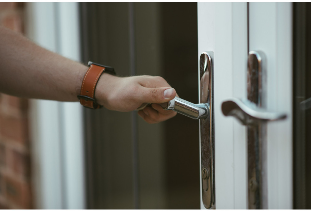 Door handle or wrist? Tips to no longer confuse them