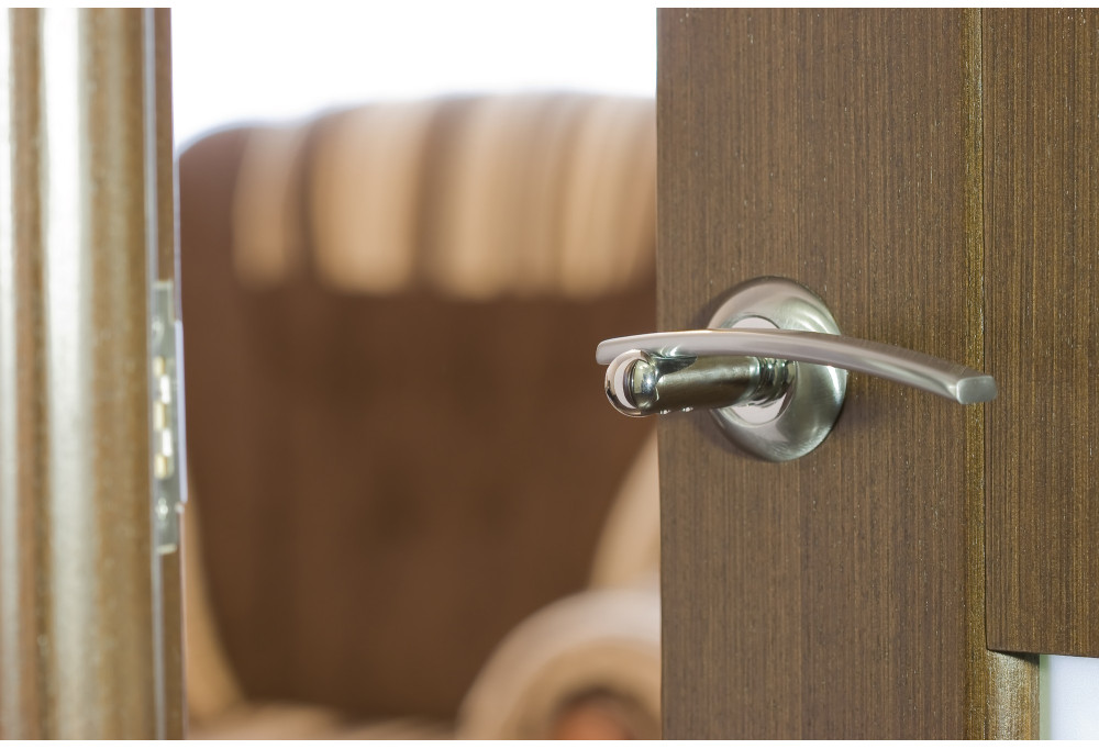 How to Clean a Polycarbonate Handle