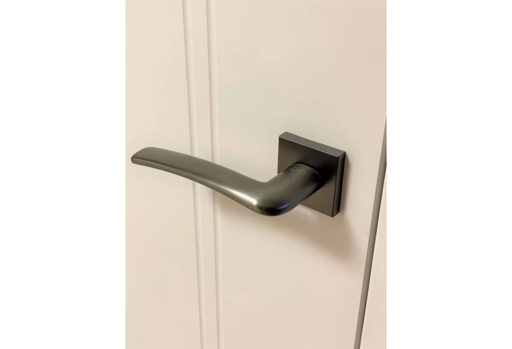 What door colour to pair with gunmetal handles?