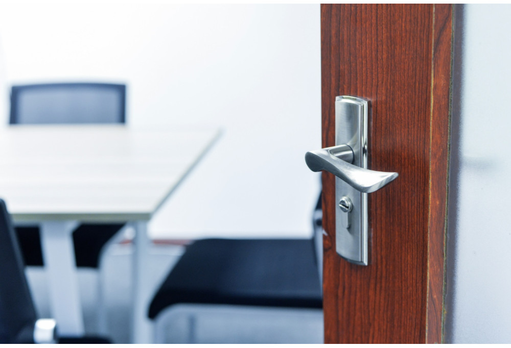 How to adapt an Italian door handle to a French lock?