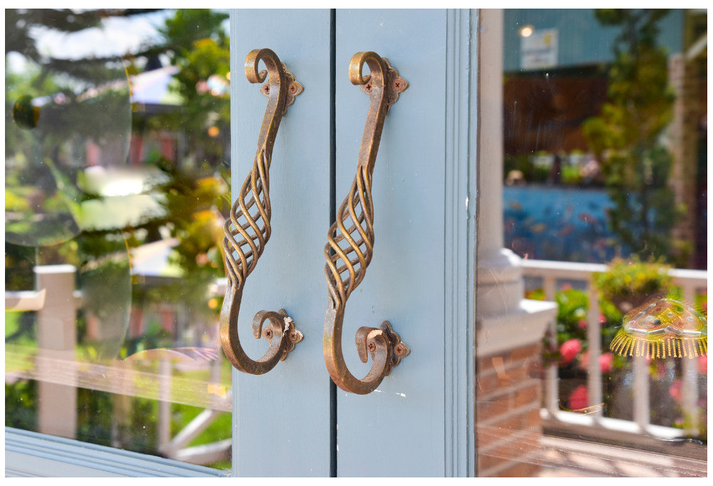 How to Incorporate Retro Handles into Your Interior Design