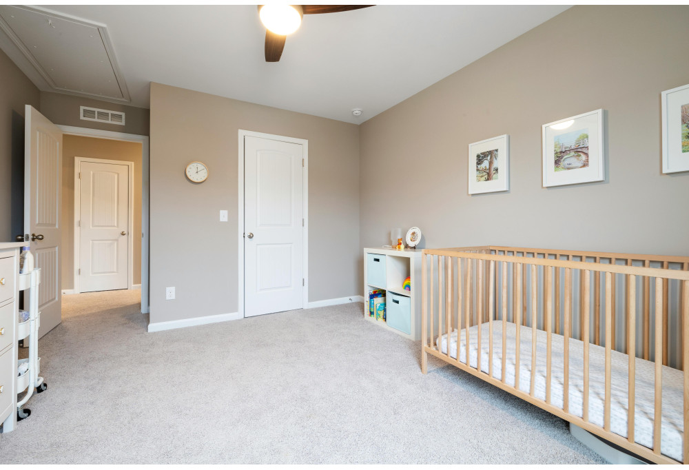 How to easily decorate a baby's bedroom door?