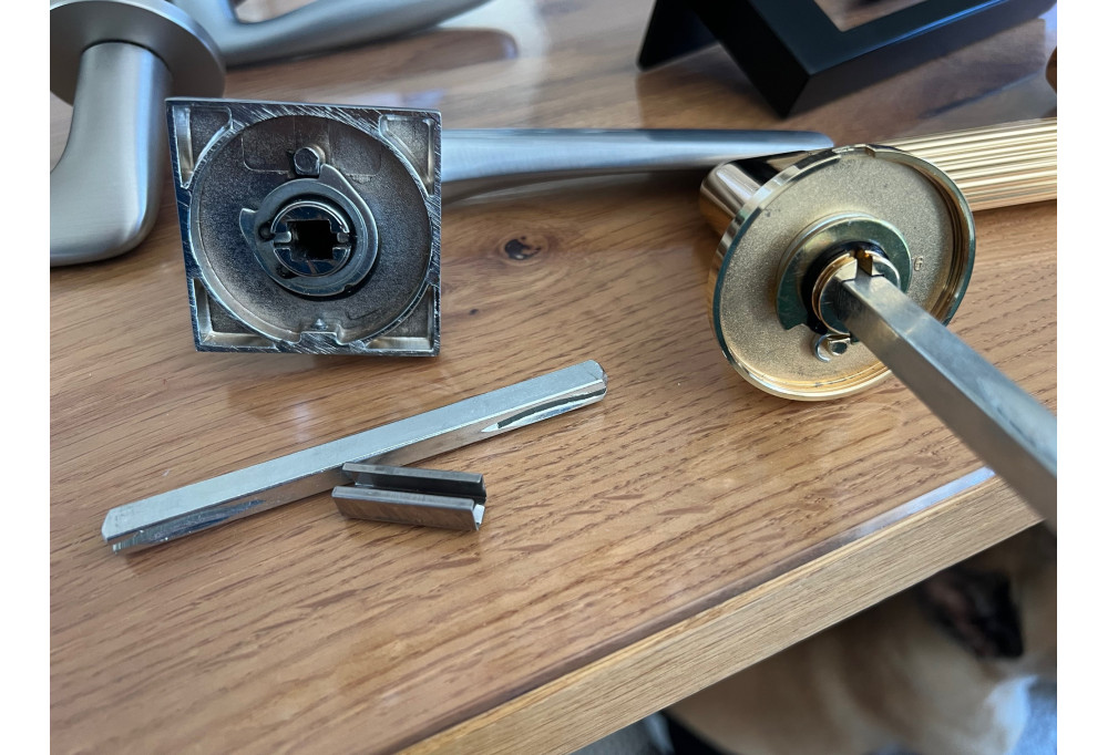 Why choose a door handle with a return spring?
