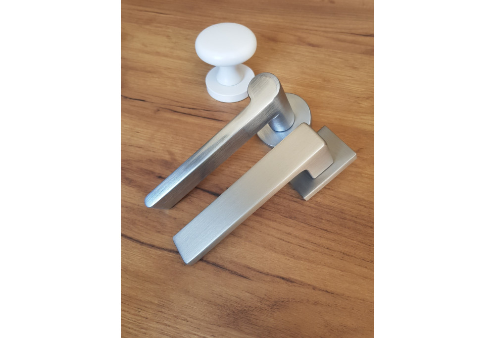 WHITE DOOR HANDLE OR COLOURED HANDLE? THE COMPARISON